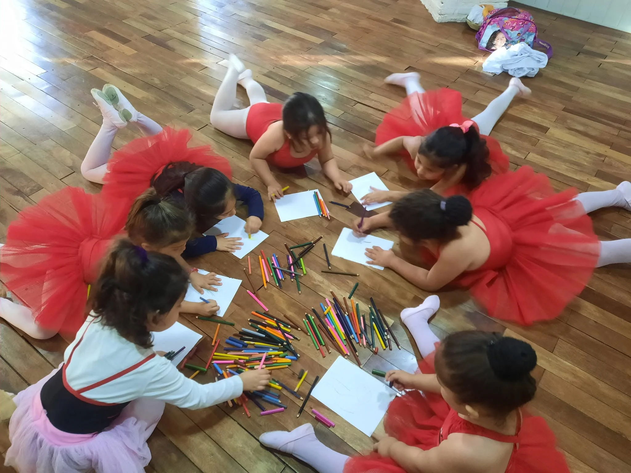 Pequeñas alumnas del estudio compartiendo una actividad creativa con lápices de colores