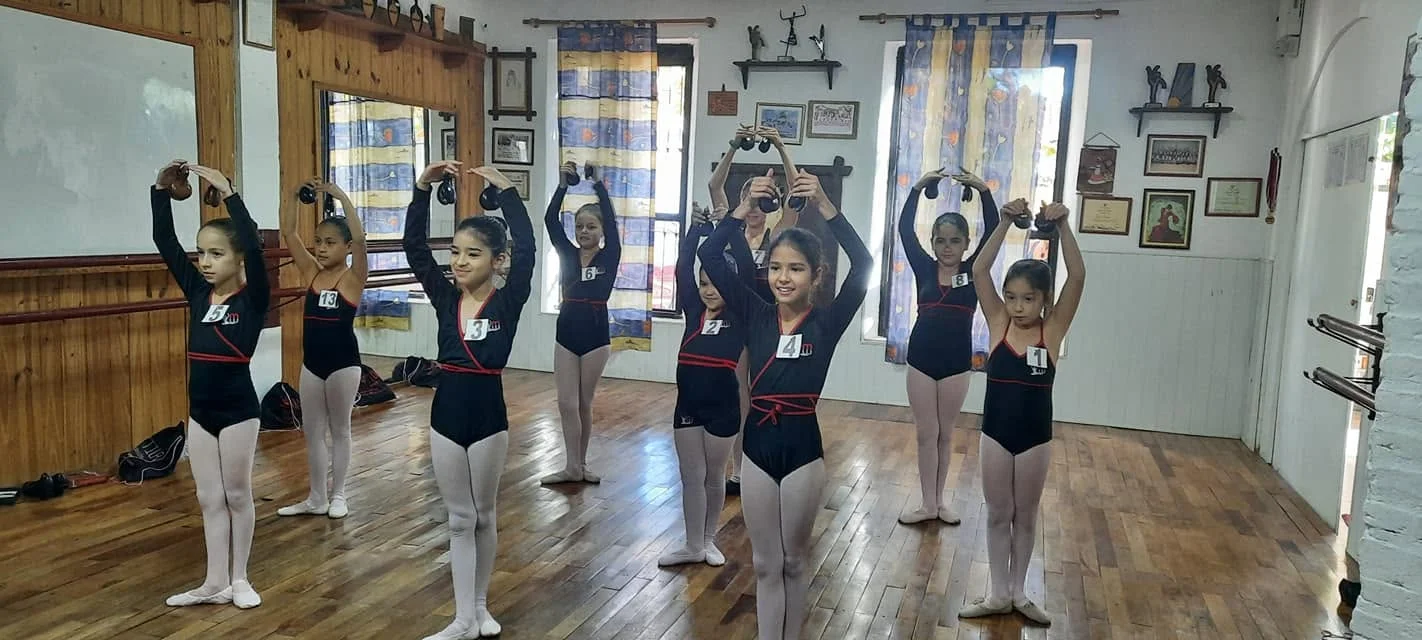 Alumnas practicando danza con castañuelas en el estudio